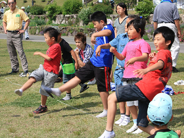 スリッパ飛ばしをする子どもたち