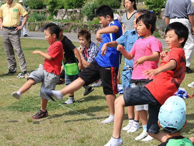 スリッパ飛ばしを競う子供たち