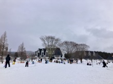 【牧歌の里　今日の雪遊び風景】2月11日　小雨で緩んだ雪は雪だるまが作りやすい！