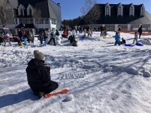 12/29(月)牧歌の里の天気「晴れ」日中の雪遊び風景♪「うんち」型雪玉が大人気！